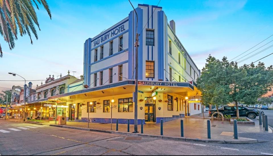 Photo of Hotel Ravesis in Bondi Beach